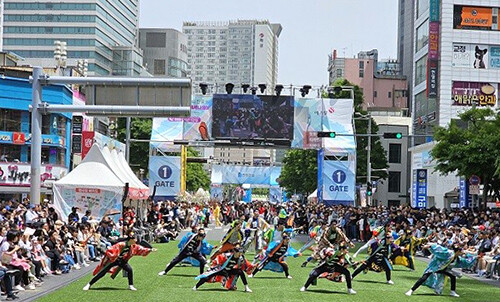 지난 12일 국채보상로 일대에서 펼쳐진 해외공연. 사진=대구시 제공