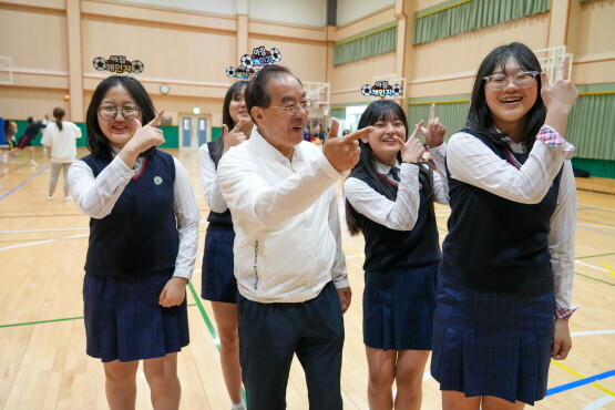 하윤수 교육감이 아침체인지 활동에 참여하는 모습. 사진=부산시교육청 제공