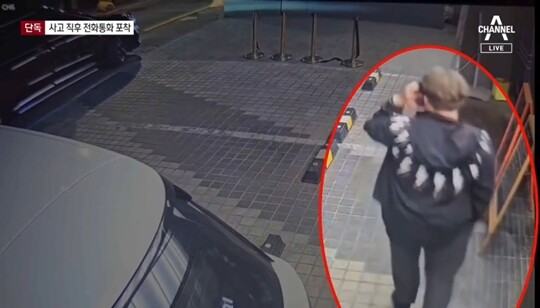 김호중이 사고 현장에서 200m가량 떨어진 골목에 차를 세우고 누군가에게 전화를 거는 모습이 찍힌 CCTV 영상이 채널A 단독 보도로 공개됐다. 사진=채널A 뉴스 화면 캡처