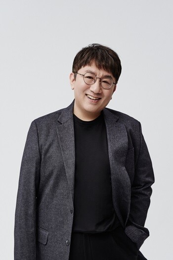 연예기획사 하이브(HYBE)와 산하 레이블 어도어(ADOR) 간 어도어 경영권을 놓고 분쟁이 이어진 가운데 양 측 모두 '상대 죽이기' 식의 공세에 나섰다. 사진=하이브 제공