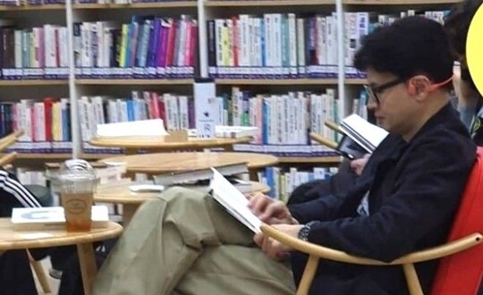 4·10 총선 참패 책임을 지고 국민의힘 비상대책위원장직을 사퇴한 한동훈 전 위원장이 서울 양재 한 도서관 열람실에서 책을 읽는 모습이 포착됐다. 사진=SNS 캡처