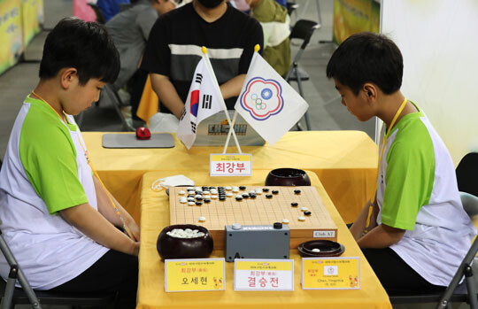 오세현 군(왼쪽)과 대만의 천잉자 군이 최강부 결승전에서 맞붙었다. 사진=박은숙 기자