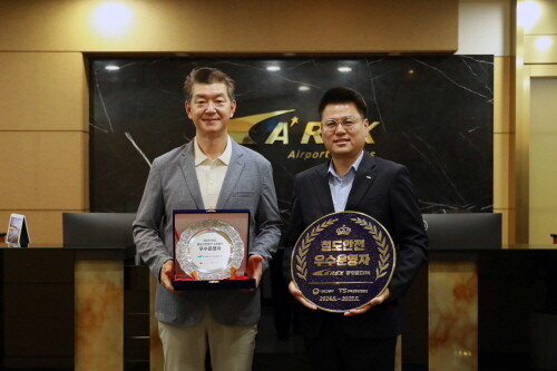 김종대 공항철도 사장 직무대행(왼쪽)과 정지용 안전실장이 우수운영자 인증패를 들고 기념촬영을 하고 있다. 사진=공항철도 제공