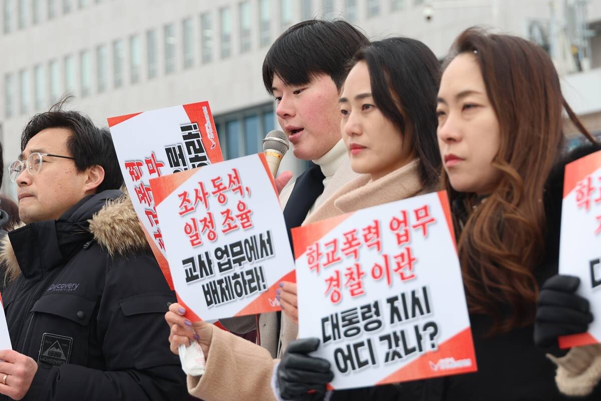 교사노동조합연맹 조합원들이 지난 2월 22일 서울 용산구 대통령실 앞에서 '학교폭력전담조사관제'의 정상 운영을 촉구하는 기자회견을 하고 있다. 이날 교사노조는 학교폭력전담조사관제의 '조사 시 동석', '조사 일정 조율' 등의 지시사항이 교사의 업무를 오히려 가중할 것이라고 주장했다. 사진=연합뉴스