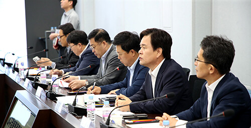 경북도와 대구시가 23일 구체적 행정 통합 추진 방안을 논의하기 위해 회의를 갖고 있다. 사진 앞에서 두번째  김호진 경북도 기획조정실장. 사진=경북도 제공