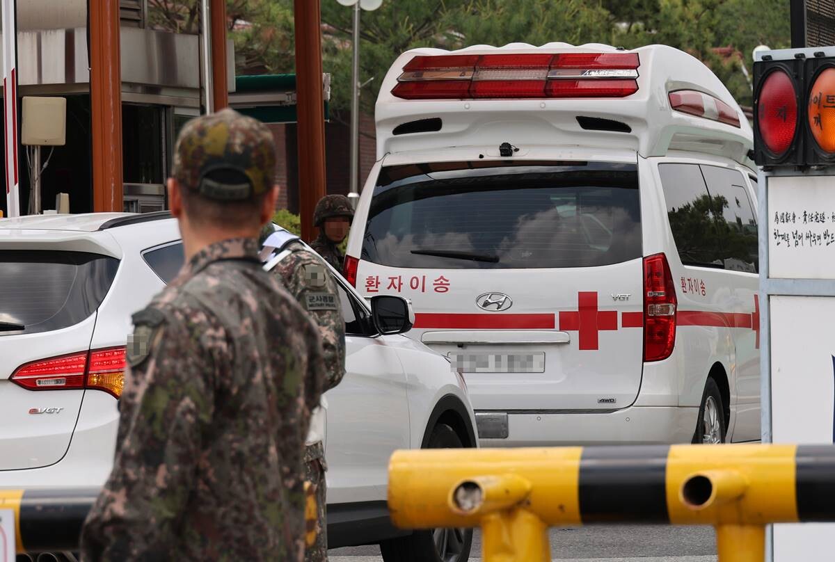 21일 오전 세종에 위치한 육군 제32보병사단 정문으로 육군 폭발물 처리반 차량이 들어가고 있다. 이날 육군 제32보병사단 신병교육대에서 훈련 도중 수류탄이 터져 훈련병 1명이 숨지고, 부사관 1명이 중상을 입었다. 사진=연합뉴스