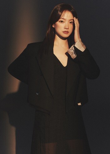 넷플릭스 오리지널 시리즈 '디 에이트 쇼'에서 배우 천우희(37)는 자극만을 좇는 이 쇼에서 최상위층인 8층을 선택해 부와 권력을 모두 거머쥔 행위예술가 송세라 역을 맡았다. 사진=넷플릭스 제공