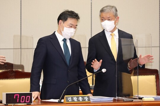 박성진 변호사(오른쪽)는 2022년 5월 6일 김오수 전 검찰총장(왼쪽)이 검경수사권 조정에 항의해 사표를 제출하면서 검찰총장 직무대리가 된 바 있다. 사진=박은숙 기자
