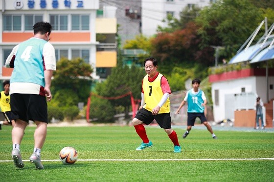 친선 축구 경기에 참여한 주광덕 남양주시장. 사진=남양주시 제공