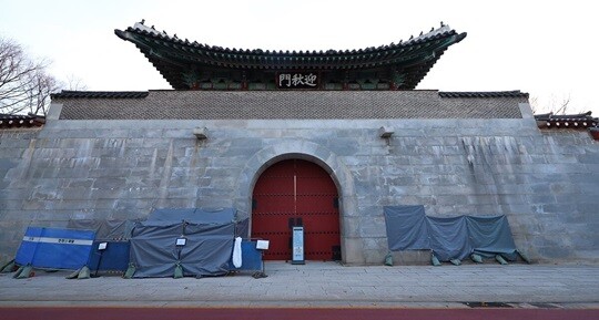 10대들에게 경복궁 담벼락에 자신이 운영하는 불법 온라인사이트 이름 등을 낙서하도록 시킨 혐의를 받고 있는 30대 남성이 구속됐다. 사진=연합뉴스