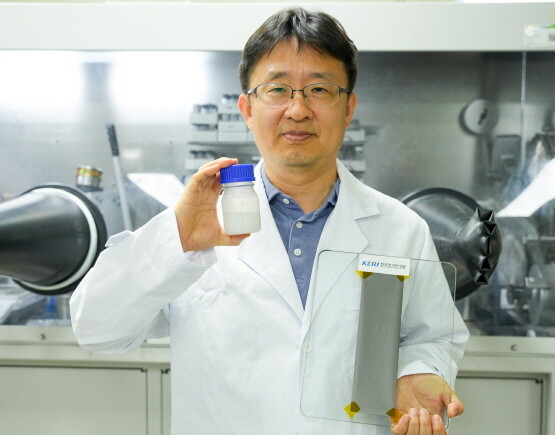 KERI 최정희 박사가 산화알루미늄 분산액(왼쪽)과 이를 적용한 리튬이온전지 음극(-) 전극을 들고 있다.. 사진=한국전기연구원 제공