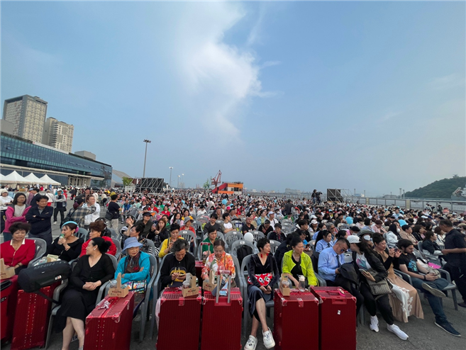 1883인천맥강파티 메인 공연장에서 관람하는 외국인 관광객들 모습. 사진=인천관광공사 제공