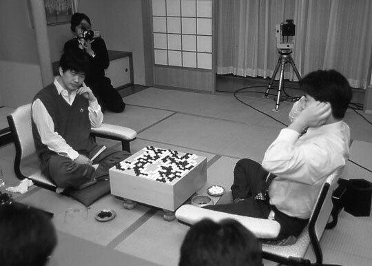 2002년 2월 열렸던 왕리청과 류시훈(오른쪽)의 기성전 도전7번기 5국 종국 장면. 국내외에서 큰 화제가 됐다. 사진=일본기원 제공