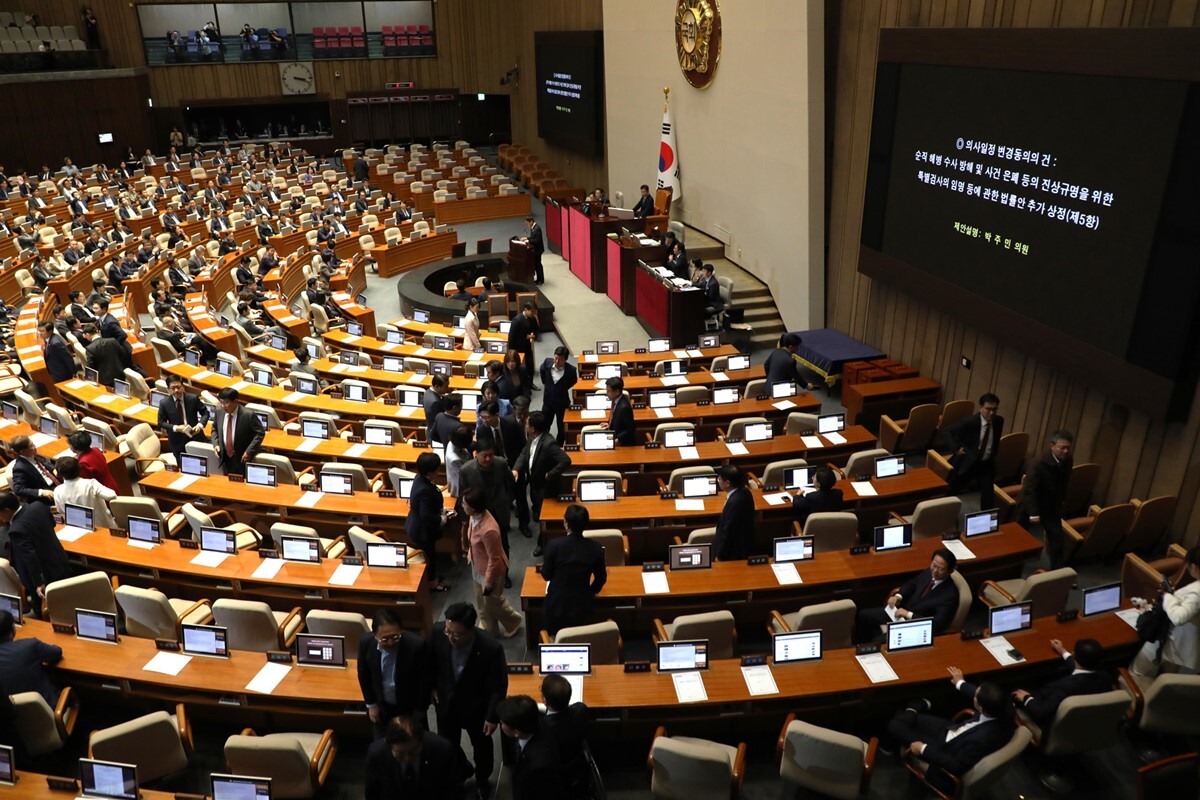 지난 2일 국민의힘 의원들이 '채상병 특검법'이 추가 상정되자 본회의장을 나가는 모습. 사진=박은숙 기자