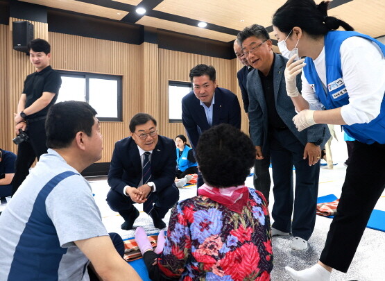 조근수 본부장이 김윤철 합천군수와 진료를 받는 농업인을 격려하고 있다. 사진=경남농협 제공