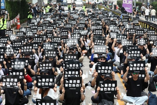 전국삼성전자노조 조합원들이 24일 오후 서울 서초구 삼성전자 서초사옥 앞에서 문화행사를 갖고임금 협상 및 올해 임금 인상안 재논의 등을 요구하고 있다. 사진=임준선 기자