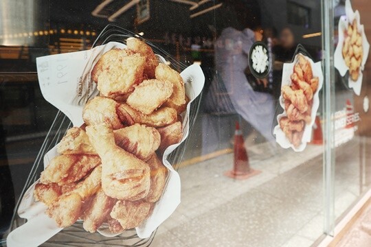 치킨 가맹점주들이 무료 배달이 적용되는 배달 앱 요금제의 부담을 덜기 위한 대응책 마련에 나섰다. 서울 시내 한 치킨 매장 모습으로 기사의 특정 내용과 관련없다. 사진=연합뉴스