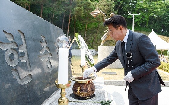 김동근 의정부시장이 6일 제69회 현충일 추념식에서 헌화 분향하고 있다. 사진=의정부시 제공