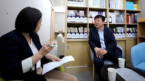 제20대 경북대 총장임용후보자 기호 7번 김상걸 교수가 '일요신문' 김은주 본부장과 인터뷰를 하고 있다. 사진=남경원 기자