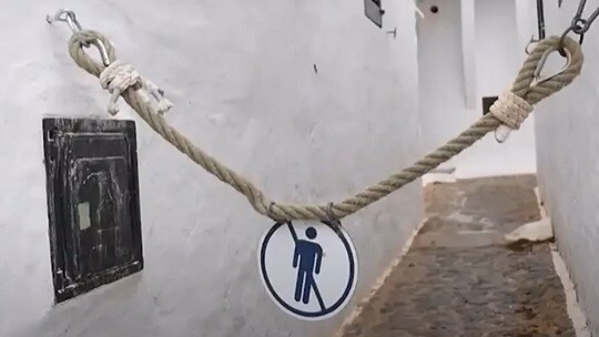 스페인의 비니베카 벨 주민들은 마을 진입로에 관광객 접근 금지 표시와 함께 쇠사슬을 쳤다. 사진=유튜브 캡처