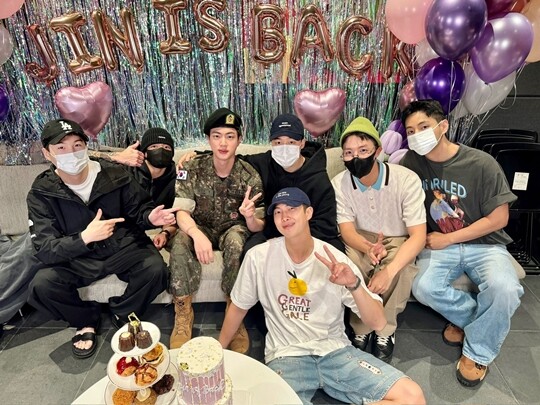6월 12일 방탄소년단 X 공식 계정에 “다녀왔습니다”라는 글과 함께 일곱 멤버들이 모두 함께 있는 사진이 게재됐다. 사진=방탄소년단 X