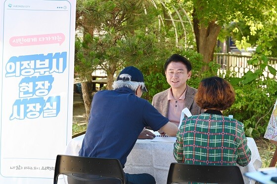 김동근 시장이 6월 14일 자금동주민센터에서 현장시장실을 열고 주민들과 소통하고 있다. 사진=의정부시 제공