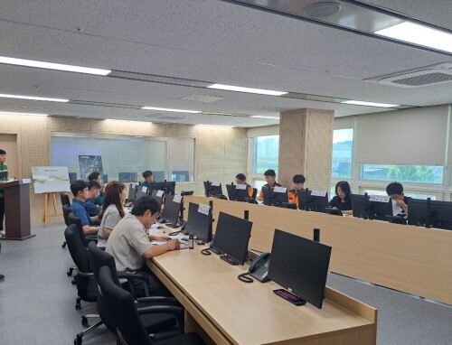 오산시청 재난안전상황실에서 여름철 집중호우 대비를 위한 유관기관 간담회를 진행하고 있다. 사진=오산시 제공