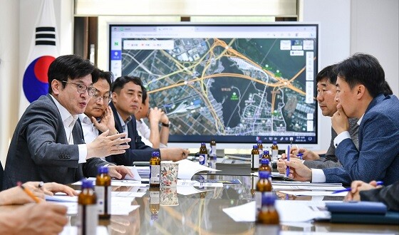 골드라인TF 회의를 주재하고 있는 김병수 김포시장. 사진=김포시 제공