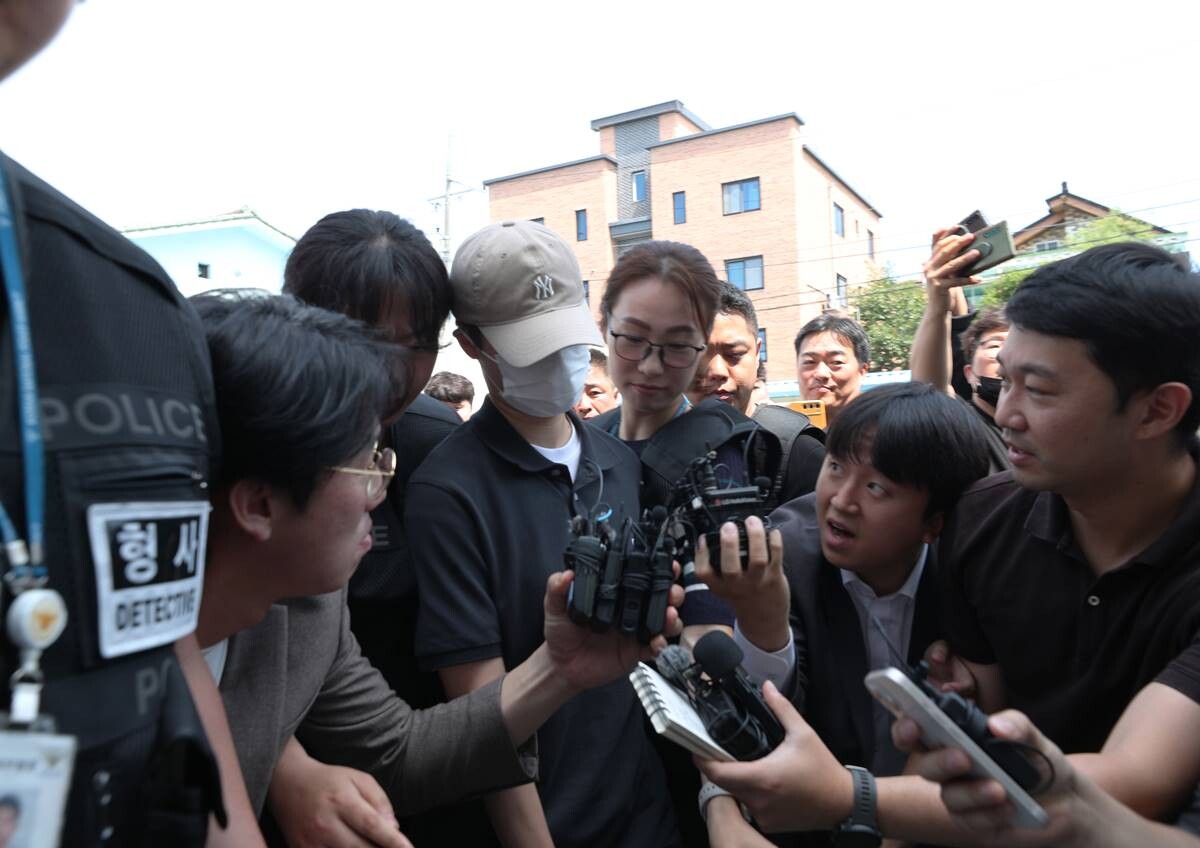 육군 12사단 훈련병 사망사건과 관련해 규정을 위반한 군기훈련(얼차려)을 실시한 혐의로 중대장(대위)이 21일 오전 강원 춘천지방법원에서 열린 구속 전 피의자 심문(영장실질심사)에 출석하기 위해 법정으로 향하고 있다. 사진=연합뉴스 제공