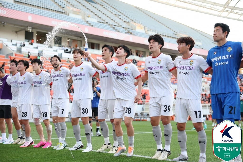 K리그1 시즌의 한가운데, 강원 FC 돌풍이 거세다. 이들은 최근 5연승으로 선두 싸움에 가세했다. 사진=한국프로축구연맹 제공