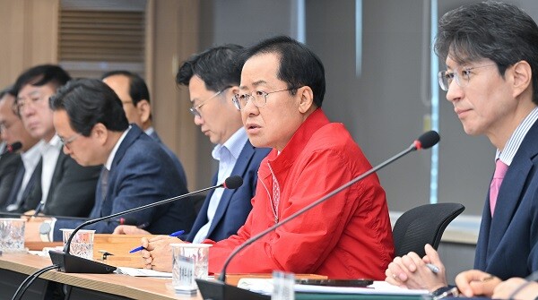 20일 간부회의에서 홍준표 시장이 청렴도 개선을 위한 논의를 주재하고 있다. 사진=대구시 제공
