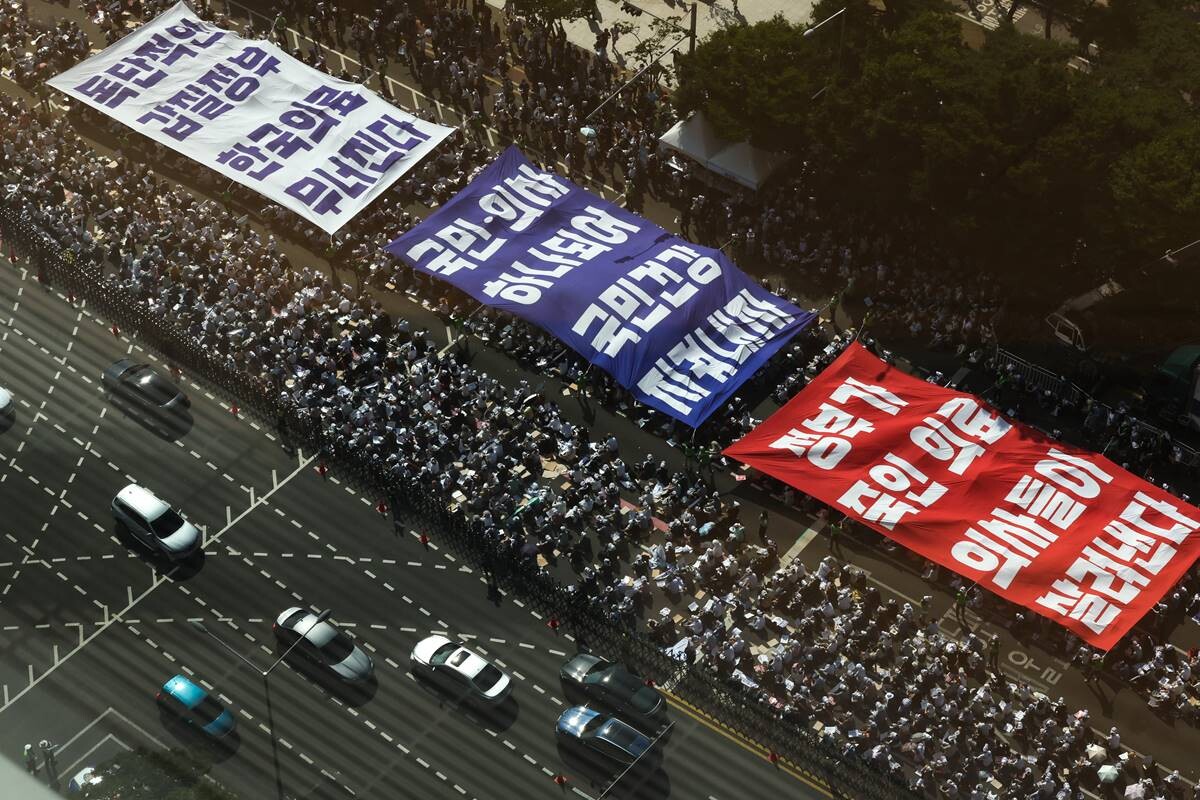 대한의사협회(의협)의 주도로 개원의와 일부 의대 교수들이 집단휴진에 나선 18일 오후 서울 영등포구 여의대로에서 열린 전국 의사 총궐기대회에서 의사들이 '의료농단' 등 문구가 적힌 대형현수막을 펼치고 있다. 사진=연합뉴스 제공