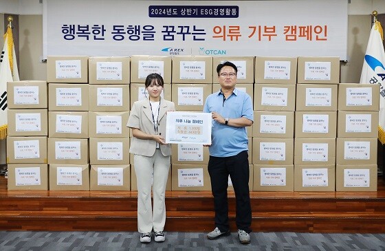 공항철도 사회봉사단이 24일 세미나실에서 의류 기부 전달식을 갖고 있다. 왼쪽부터 백희정 옷캠 대리, 서영훈 공항철도 인천공항2터미널역 역장. 사진=공항철도 제공