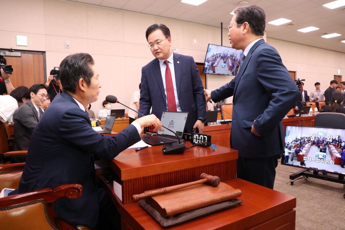 유상범 국민의힘 의원과 야당 간사인 더불어민주당 김승원 의원이 25일 법제사법위원회 전체회의에서 회의 진행을 두고 설전을 벌이고 있다. 사진=박은숙 기자