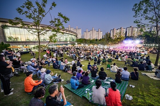 수원시민들이 지난 5월 28일 수원 일월수목원 잔디광장에서 개관 1주년 기념으로 개최된 ‘별 헤는 가든 음악회’를 즐기고 있다. 사진=수원시 제공