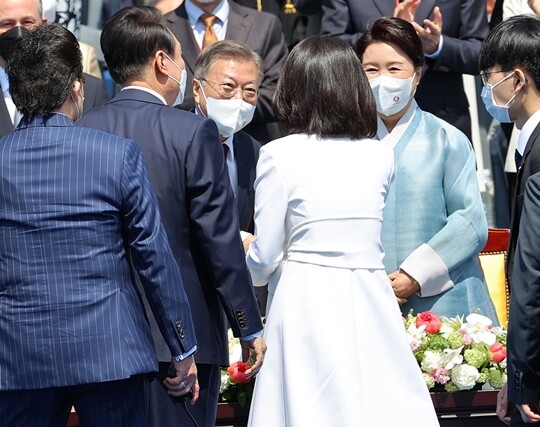 윤석열 대통령과 김건희 여사가 제20대 대통령 취임식에서 문재인 전 대통령과 김정숙 여사에게 인사하고 있다. 사진=국회사진취재단