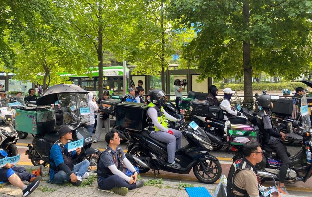 지난 21일 서울 영등포구 국회 앞에서 민주노총 공공운수노조 라이더유니온 소속 라이더들이 ‘배민 항의 행동’ 집회를 열고 있다. 사진=정소영 기자