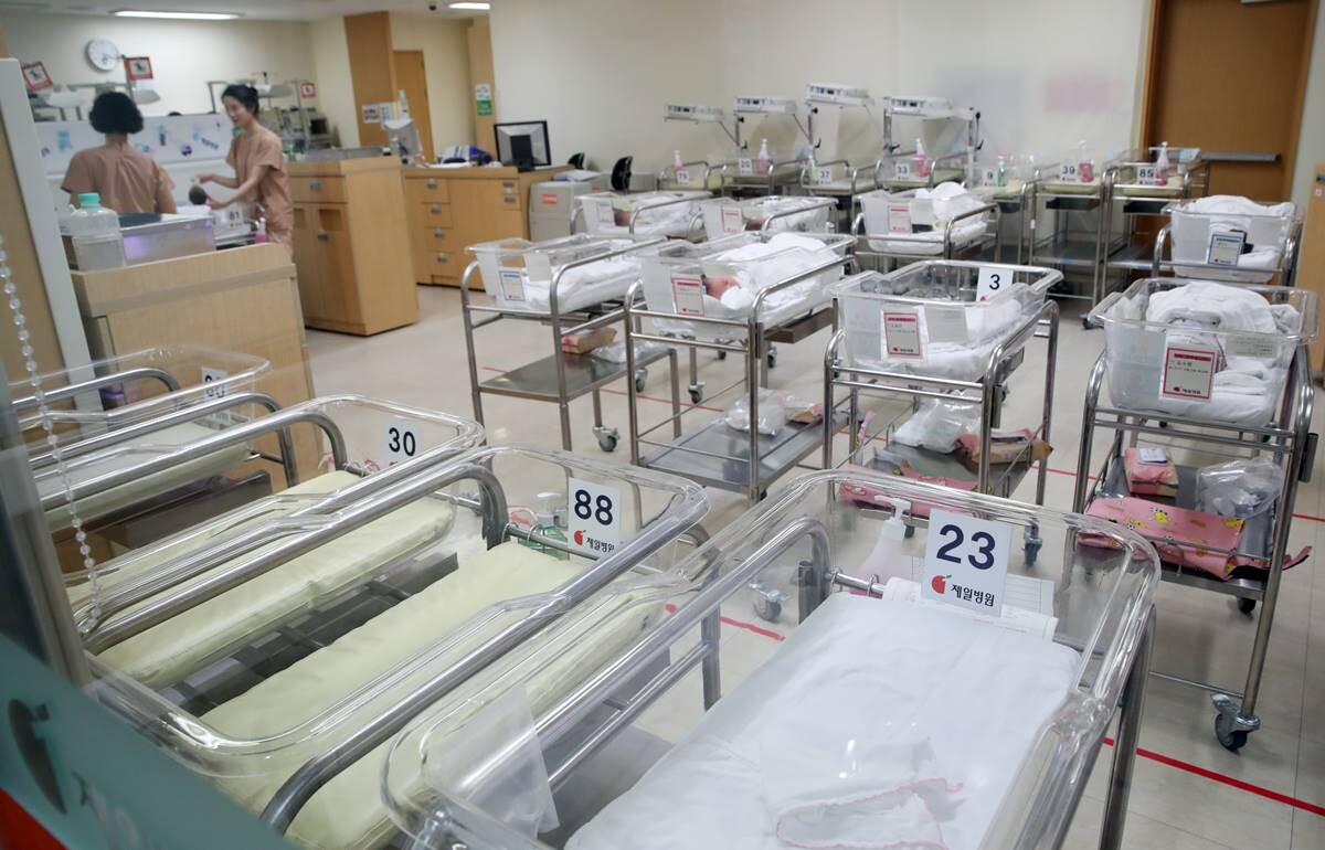 서울 중구 산부인과 병원의 비어 있는 신생아실 침대 모습. 해당 병원은 대한민국 최초의 여성전문 병원이었으나 2021년 폐원했다. 사진=연합뉴스
