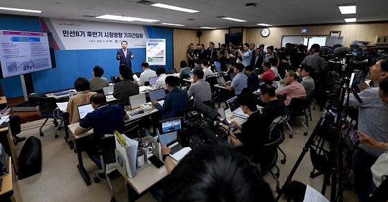 유정복 인천시장이 27일 민선8기 출범 2주년을 맞아 시정방향 기자간담회를 갖고 있다. 사진=인천시 제공