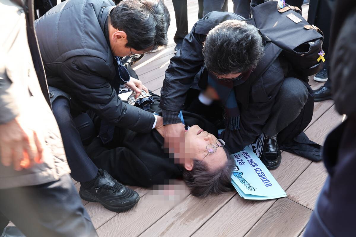 지난 1월 2일 이재명 더불어민주당 대표가 부산 가덕도 대항전망대에서 피습 당했던 모습. 사진=부산일보 제공
