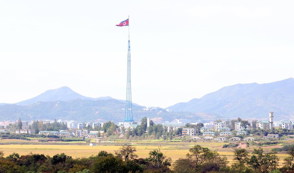 경기 파주시 판문점 3초소에서 바라본 북한의 기정동 마을 내 문화회관. 사진=일요신문DB