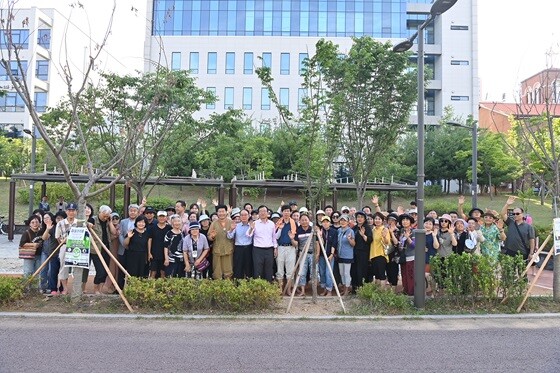 황톳길 개장식에 참여한 시민들과의 기념사진. 사진=하남시 제공