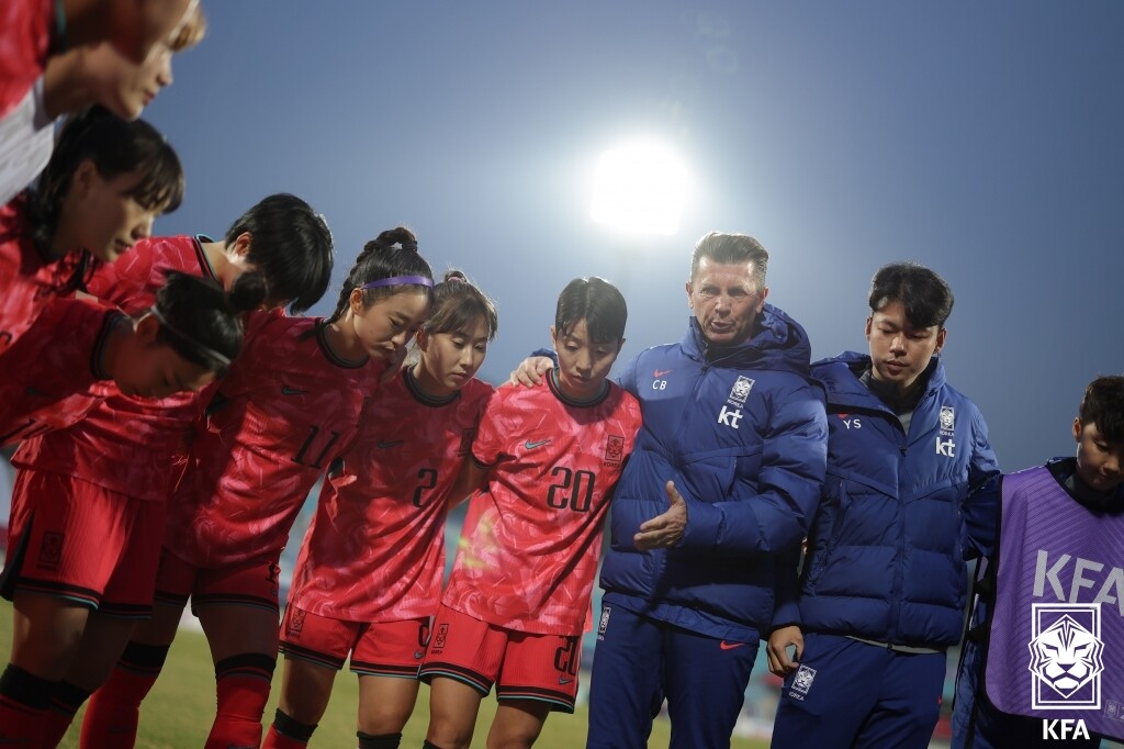 4년 8개월간 동행해온 콜린 벨 감독은 지난 6월 20일 축구협회와 합의 하에 6개월 남은 계약기간을 조기에 종료했다. 축구협회는 "위약금이나 잔여연봉 지급 등은 발생하지 않는다"고 밝혔다. 현재 대한민국 남녀 축구 국가대표팀은 모두 감독 자리가 비게 됐다. 사진=KFA 제공