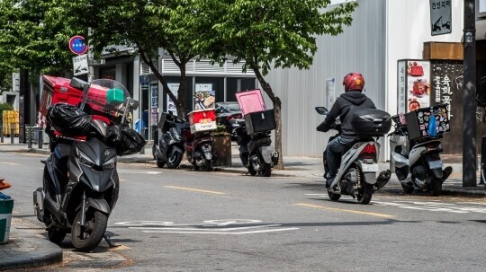 서울 시내 도로에 배달 오토바이가 대기 중인 모습으로 기사의 특정 내용과 관련 없다. 사진=최준필 기자