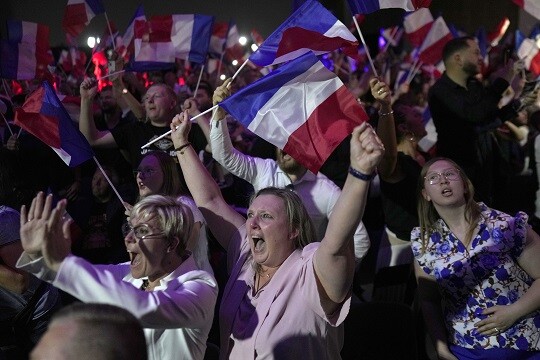 6월 30일 프랑스 총선 1차 투표에서 국민연합(RN)이 득표율 1위를 기록하자 환호하는 지지자들. 사진=AP/연합뉴스