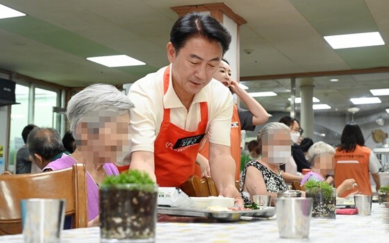 '나눔의 샘 양로원'을 방문해 배식 봉사활동을 하는 김동근 시장. 사진=의정부시 제공
