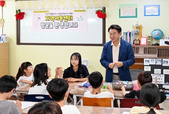 김동근 시장이 ‘클나무 지역아동센터’를 방문해 아이들과 함께한 모습. 사진=의정부시 제공