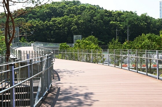 숙지산과 대유평공원을 이어주는 보행육교. 사진=수원시 제공