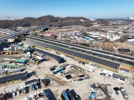 덕양구 현천동 제2자유로 경사면에 설치된 태양광발전소. 사진=고양특례시 제공