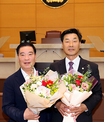 사진 오른쪽 김일만 의원, 왼쪽 이재진 의원. 사진=포항시 의회 제공